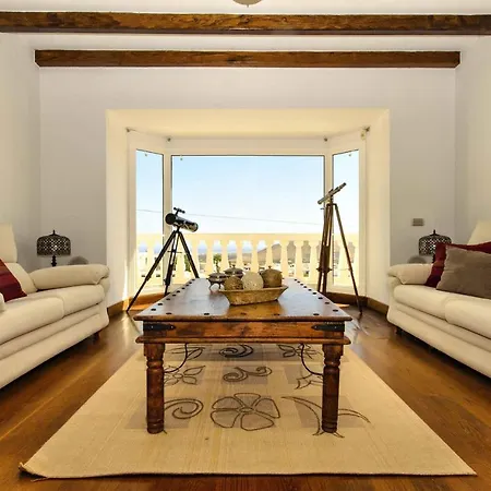 Loros Villa *